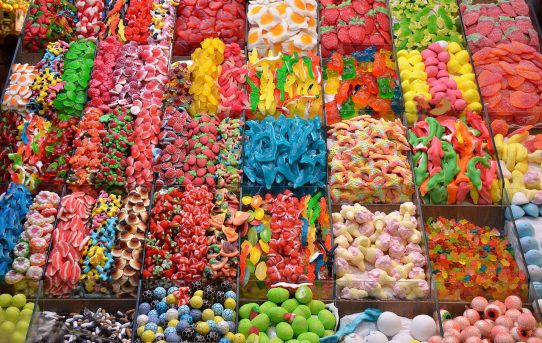 pudełka pełne kolorowych cukierków